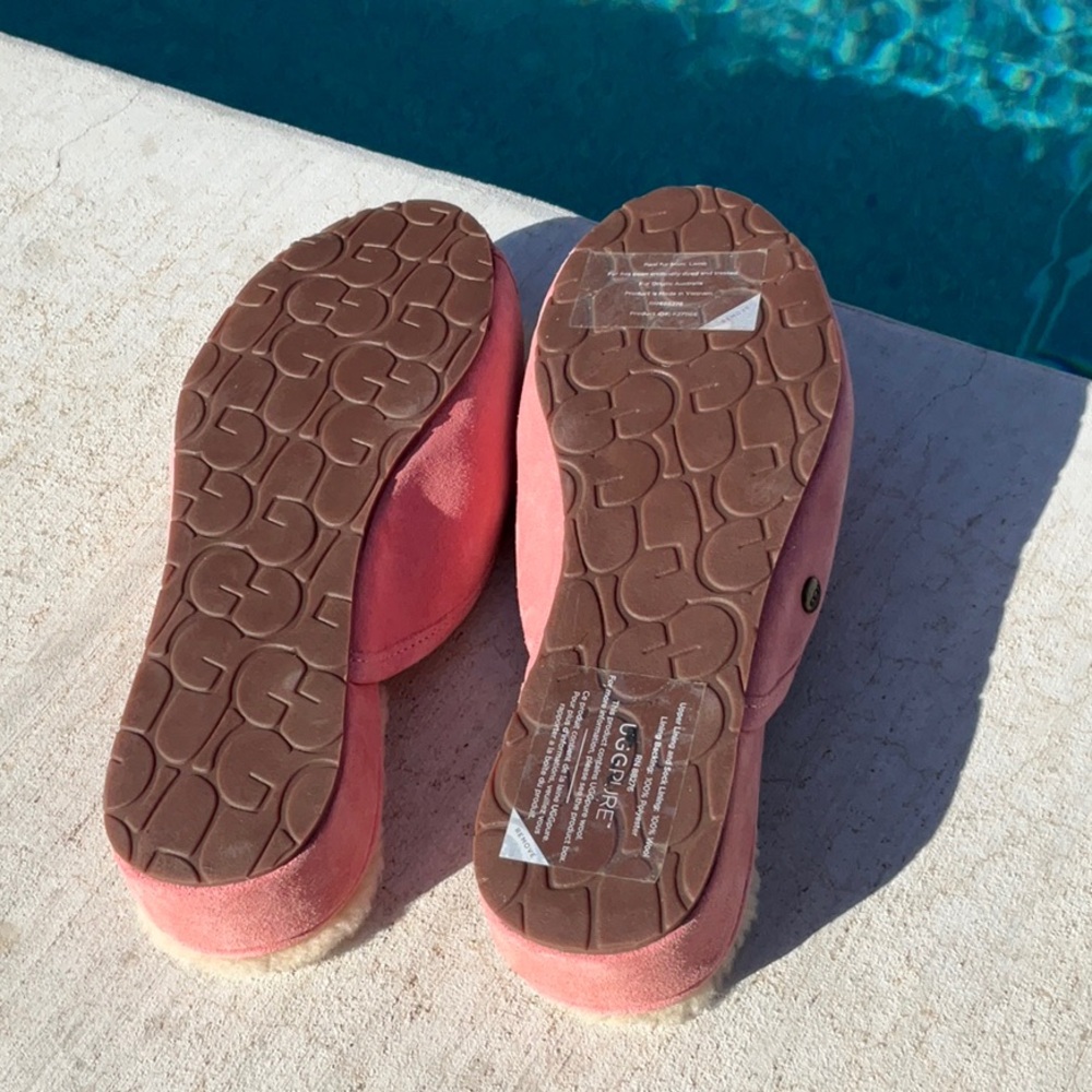 UGG Queen Bee 🐝 Yvett Wedge
Slippers Size 9 - Picture 11 of 16